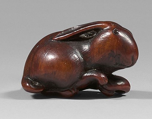 JAPON - Époque Edo (1603-1868), XIXe siècle 黄杨木网饰，坐着的野兔，其前腿放在蘑菇上。眼睛里镶嵌着金黄色的角。签名：&hellip;