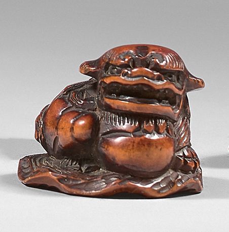 JAPON - Époque Edo (1603-1868), XIXe siècle 黄杨木网饰，志士坐着，右前爪放在一个球上。签名：Gyokusada。(G&hellip;