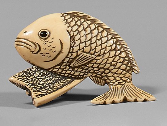 JAPON - Epoque MEIJI (1868-1912) 两件象牙网饰，鱼，眼睛镶嵌着棕色的角，原木上的蜗牛。
长：7和4厘米