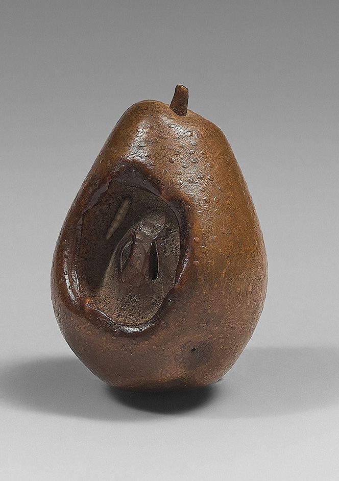 JAPON - Epoque MEIJI (1868-1912) Boxwood netsuke carved in the shape of a pear s&hellip;