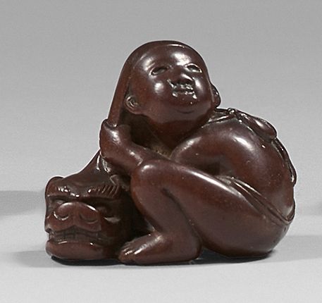 JAPON - Époque Edo (1603-1868), XIXe siècle Boxwood netsuke, crouching child rem&hellip;