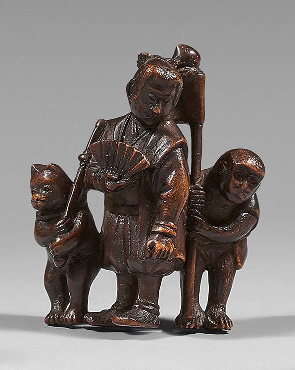 JAPON - Epoque MEIJI (1868-1912) 黄杨木网饰，义经与一只扛着旗子的猴子和一只手持剑的獾站在一起。签名：Minkoku。(包子的小&hellip;