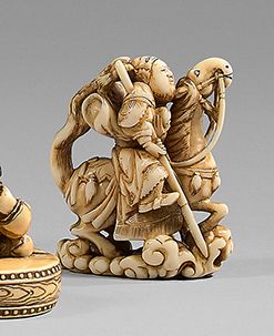 JAPON - XIXE SIÈCLE Netsuke en ivoire, Benkei sur son cheval sur des nuages, ten&hellip;