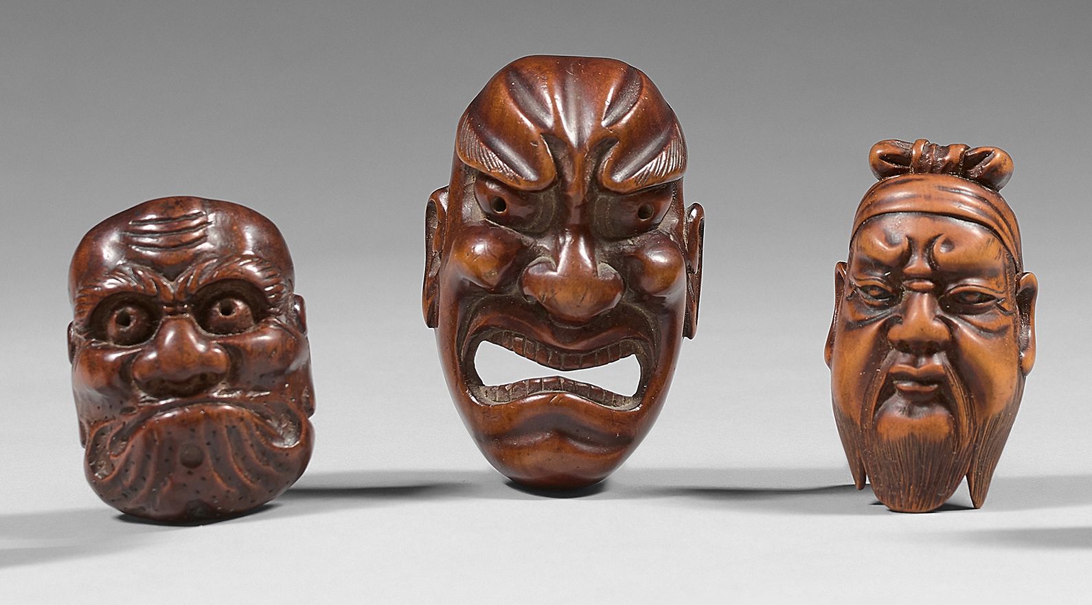 JAPON - Epoque MEIJI (1868-1912) Three boxwood netsuke, small models of masks, o&hellip;