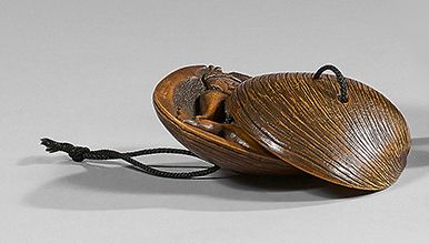 JAPON - Epoque MEIJI (1868-1912) 黄杨木春宫网饰，贝壳，显示出里面的情欲场景。无签名。
L : 4,5 cm