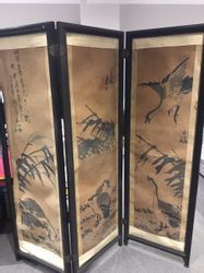 CHINE 
屏风上有三个长方形的片子，印度水墨，有竹子、河流、山的风景。在一张纸的左上角有签名和日期的题词。签名为Jiachen，日期为1844年或1904年&hellip;