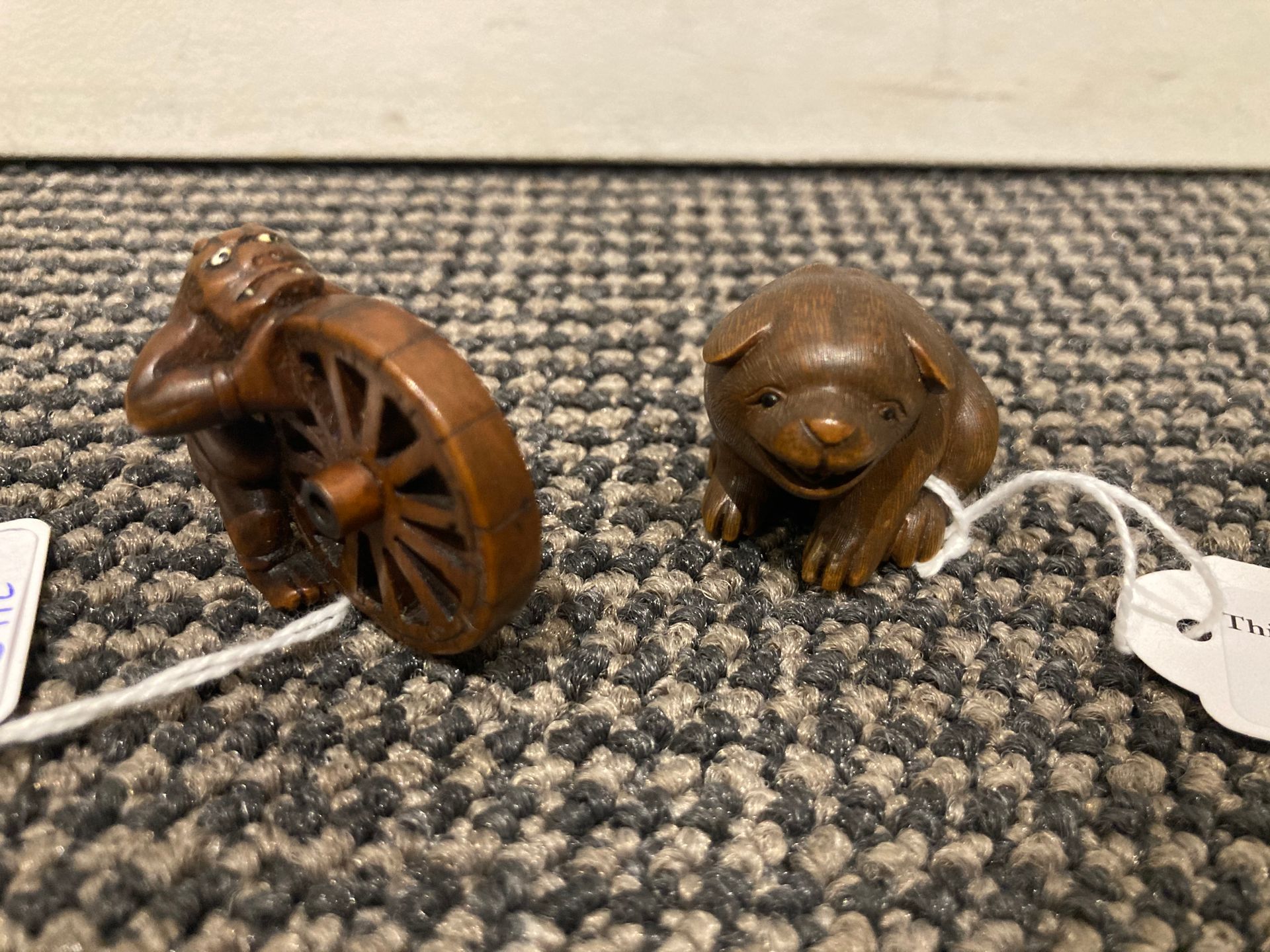 JAPON - XXe siècle 两件黄杨木网饰，坐着的小狗，眼睛镶嵌着牛角（有Rantei的签名），前面的鬼怪在滚动车轮（有Masatsugu的签名）。
&hellip;