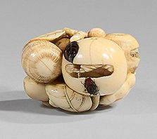 JAPON - Epoque MEIJI (1868-1912) 象牙网饰，一组柿子、豆子和栗子在一起。镶嵌在角上的昆虫。签署了Gyokuho。(小姐)。
L &hellip;