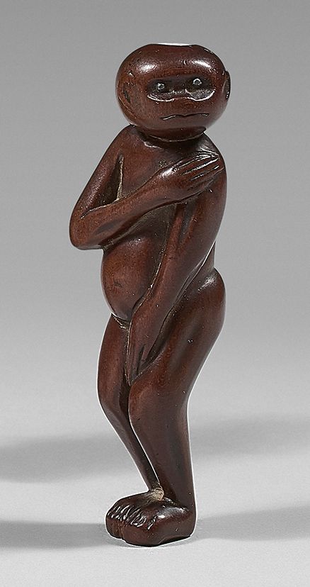 JAPON - Époque Edo (1603-1868), XIXe siècle 黄杨木网饰，卡帕裸体站立，用手遮住自己的部位。镶嵌着金属的眼睛。无署名。&hellip;