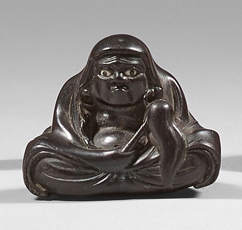 JAPON - Epoque MEIJI (1868-1912) Netsuke de madera, Daruma sentado sosteniendo s&hellip;