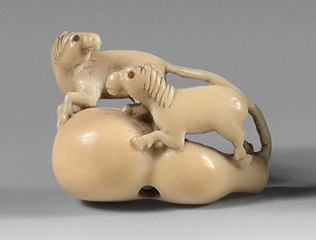 JAPON - XIXE SIÈCLE Ivory netsuke, two horses coming out of the Chokwaro gourd. &hellip;
