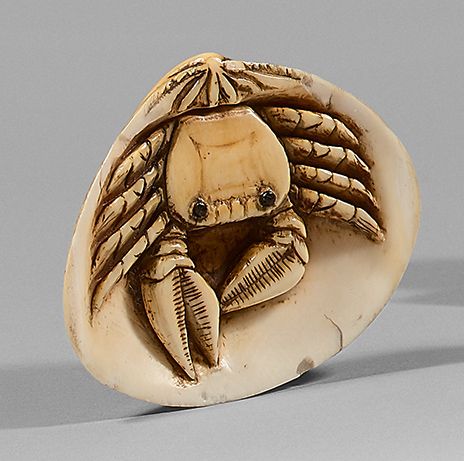 JAPON - Epoque MEIJI (1868-1912) 三件网饰，两件是象牙的，螃蟹在贝壳里，眼睛镶嵌着棕色的角；三件贝壳连在一起，一件是namazu&hellip;