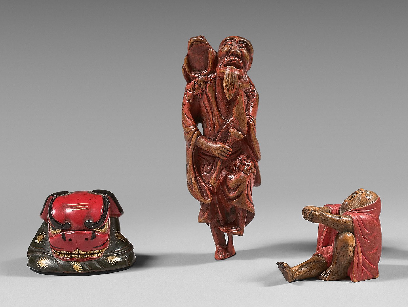 JAPON - Epoque MEIJI (1868-1912) Three netsuke, one in red and black lacquer, a &hellip;