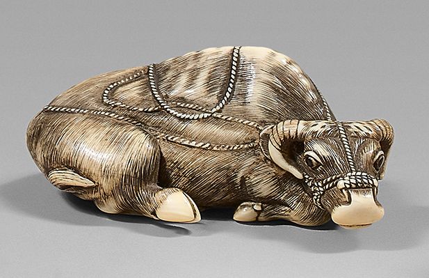 JAPON - Époque Edo (1603-1868), XIXe siècle 象牙网饰，躺着的水牛。眼睛镶嵌着棕色的角。印有友田的签名。(轻微破损)。&hellip;