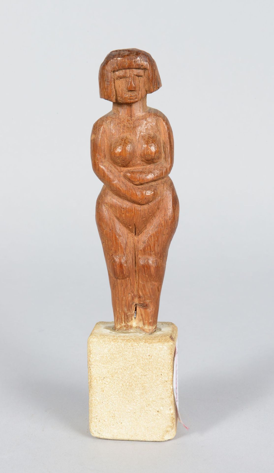 Null 归功于克里斯蒂安-康斯坦特 - 站立的裸体女人 - 直接用木头雕刻在石头底座上 - 带底座高度：17.5厘米