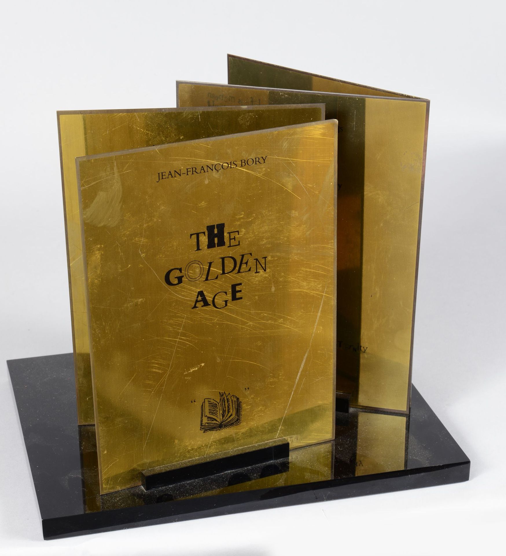 Null "BORY让-弗朗索瓦（生于1983年）--"黄金时代"。由四块可拆卸的铜板组成的开本，上面用英文写着诗歌。黑色塑料底座。- 在铜书的封面上签名。- &hellip;