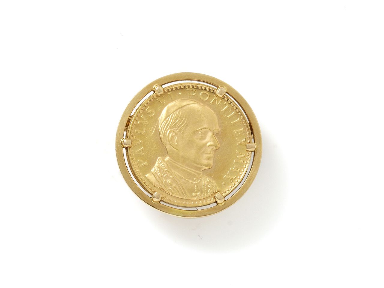 Null 
七十五万分之一的金质胸针，装饰有代表教皇保罗六世访问美国和在联合国组织发表演讲时的奖章，日期为1965年。毛重：9.70克。直径：2.5厘米。
