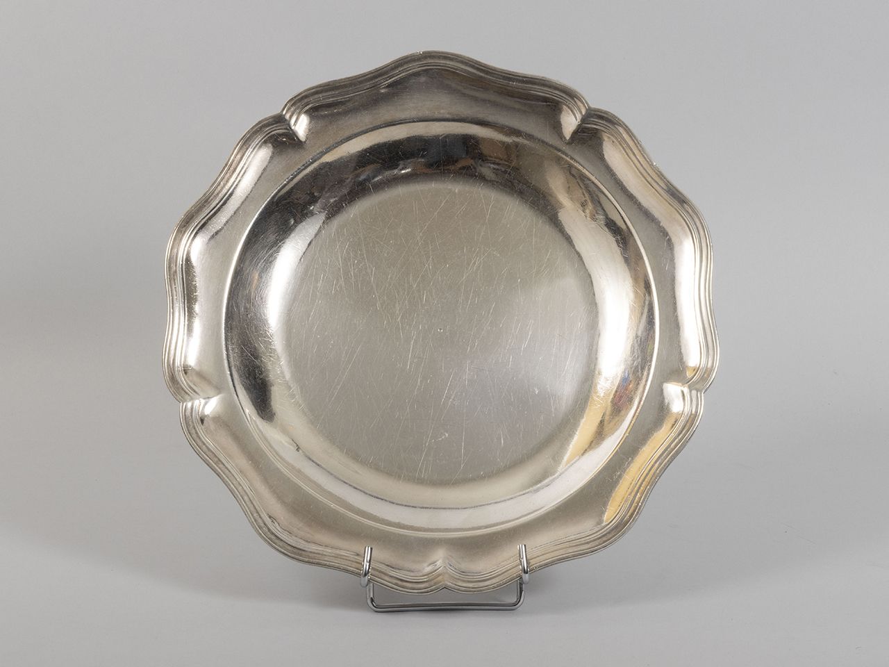 Null 80万分之一的圆形空心银盘，法国，1750年左右，镀金大师CH A的轮廓网，冲孔：镀金大师和放电的痕迹 直径：29厘米 重量：673克。