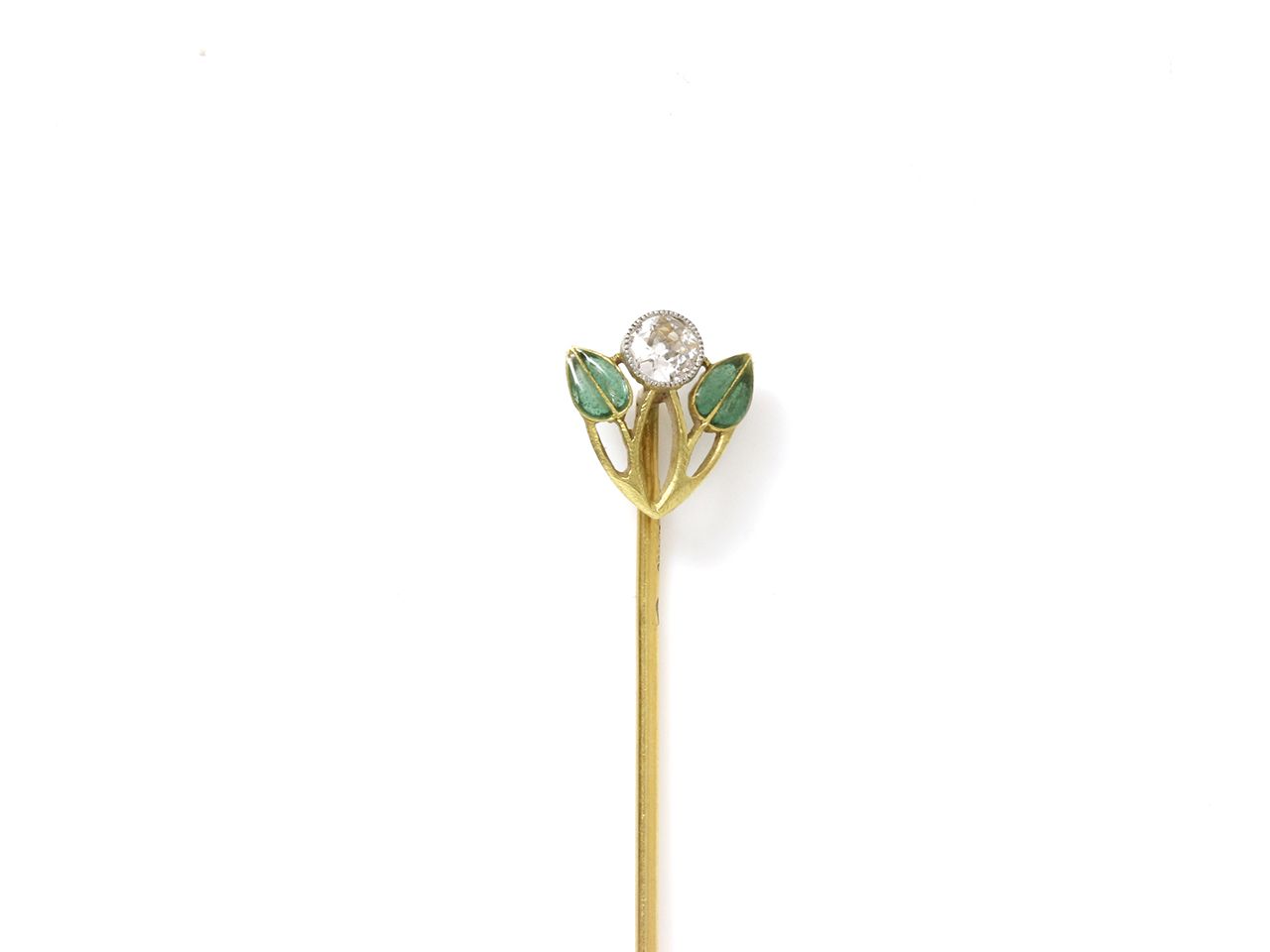 Null 缎面处理的千分之七十五黄金领带针，造型为一朵花，花瓣上点缀着一颗老式切割的钻石，并以珍珠封闭式镶嵌，叶子上涂有珐琅。Poinçon de Dubret&hellip;