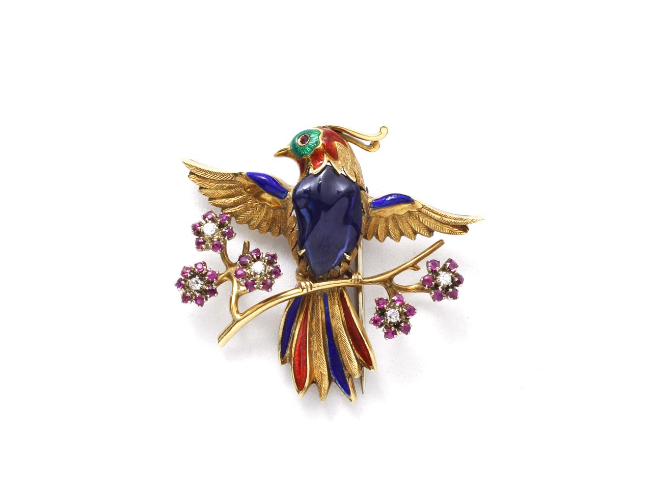 Null 金和珐琅领夹，造型是一只鸟，身体是玻璃浆，翅膀张开，摆在花枝上，上面点缀着明亮的钻石和红宝石。毛重：16.90克。尺寸：5 x 4.4厘米。