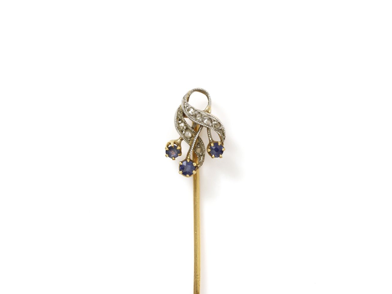 Null 黄金750和铂金850千分之一的领带夹，风格化的花卉装饰被小的圆形刻面蓝宝石和钻石玫瑰所强化。十九世纪末、二十世纪初的法国作品。毛重：2.10克。