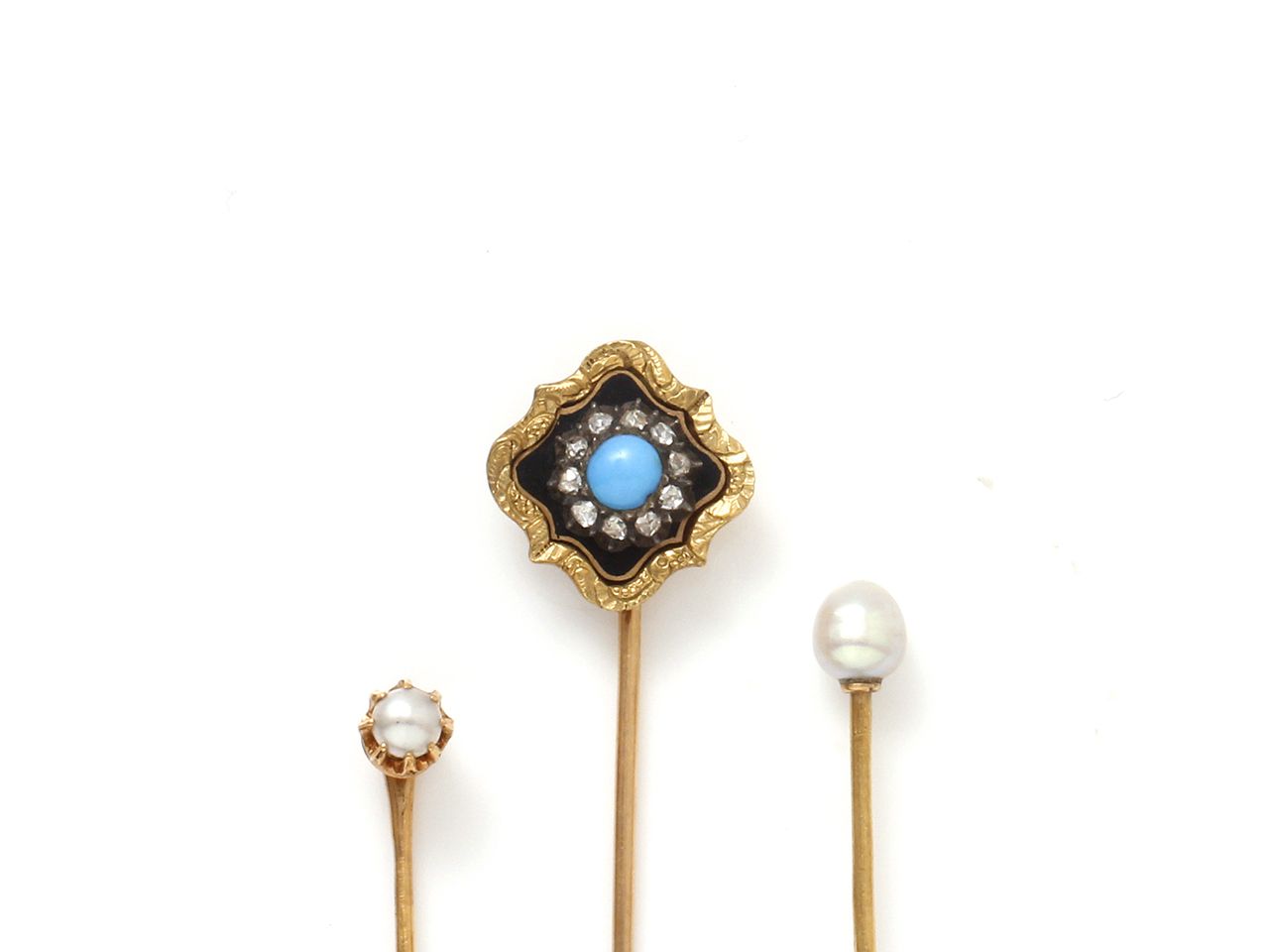 Null 金750和银800千分之一的拍品，由3个领带夹组成，用巴洛克珍珠和可能是精美的纽扣珍珠来加强，还有一个用凸圆形绿松石装饰的珐琅彩图案，周围有钻石玫瑰花&hellip;