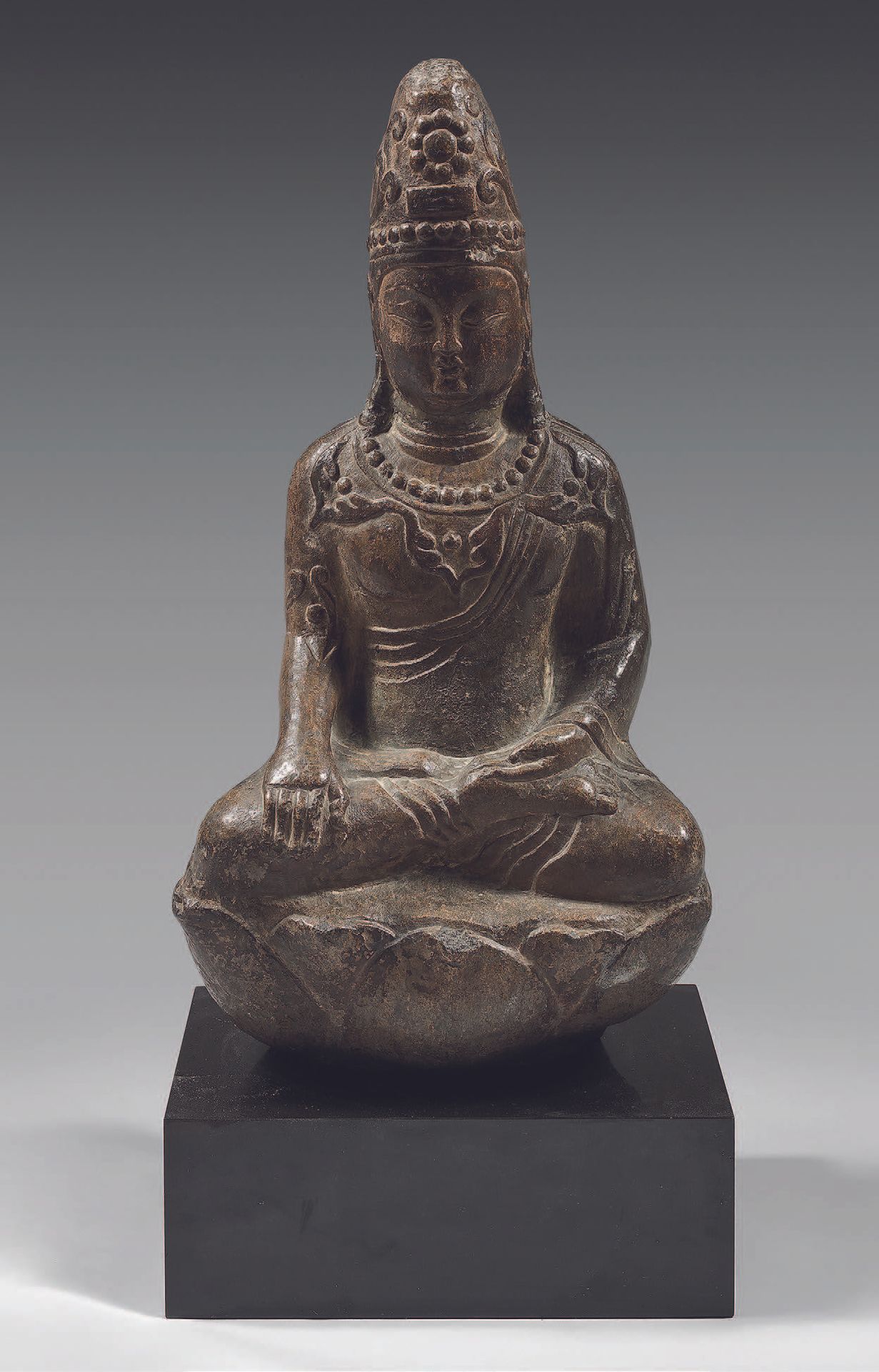 CHINE Important black stone statue with traces of gold lacquer of Buddha seated &hellip;