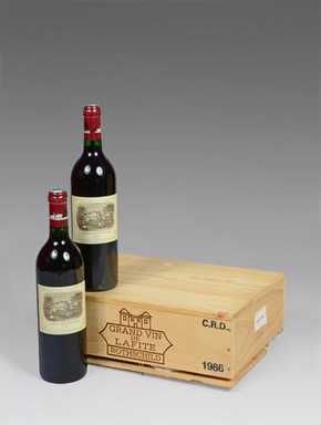 Null 2 bouteilles Château LAFITE-ROTHSCHILD, 1° cru Pauillac 1986 (cb de 3 abîmé&hellip;