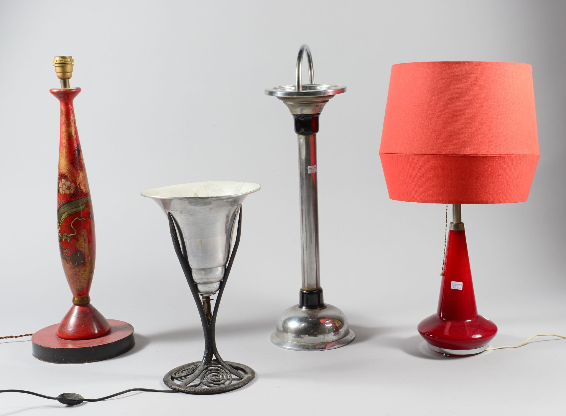 Null LUMINAIRES：一盏埃德加-勃兰特风格的灯，锻铁框架上刻有一个发光的金属碗，签名（难以辨认）高度：45厘米。红色油漆的木制灯架，带有中国装饰（高&hellip;