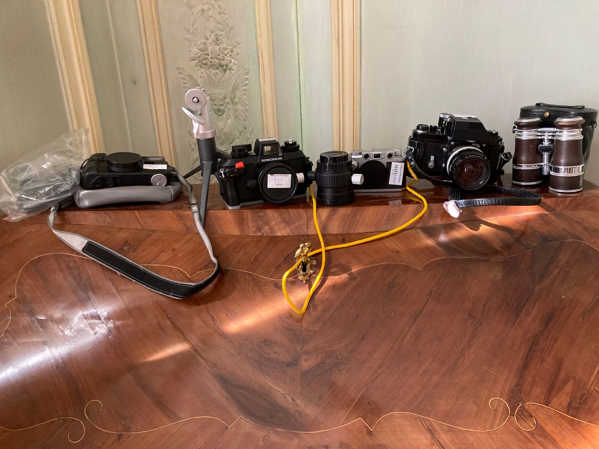 Null Lot appareils photos 

1 appareil photo Leica

et un appareil photo dans so&hellip;
