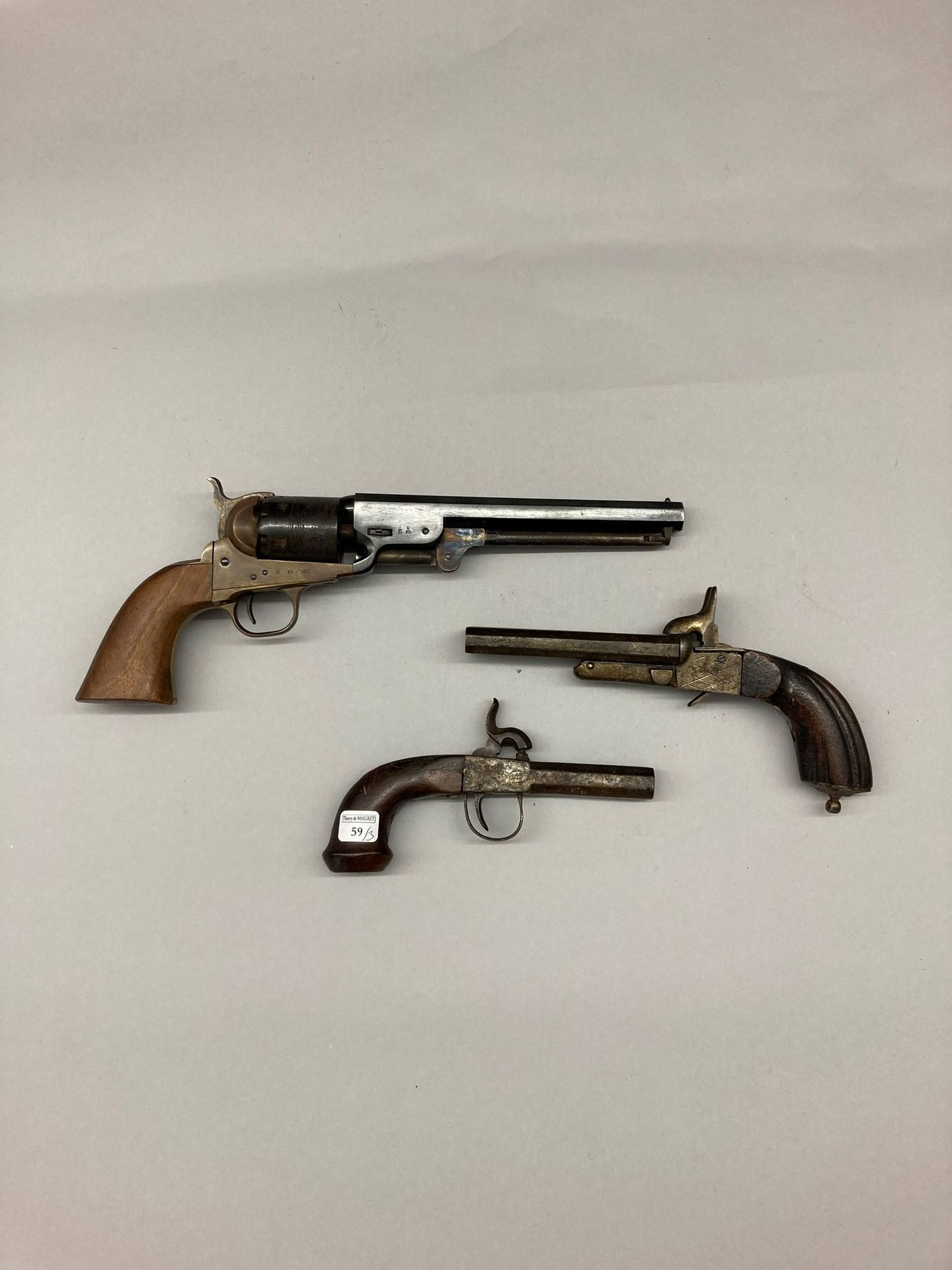 Null 一把打击式帽式手枪，一把带双台式枪管的针式帽式手枪（这两把枪的状况都不好），以及一把柯尔特海军1851年打击式左轮手枪，意大利仿制品，状况良好。