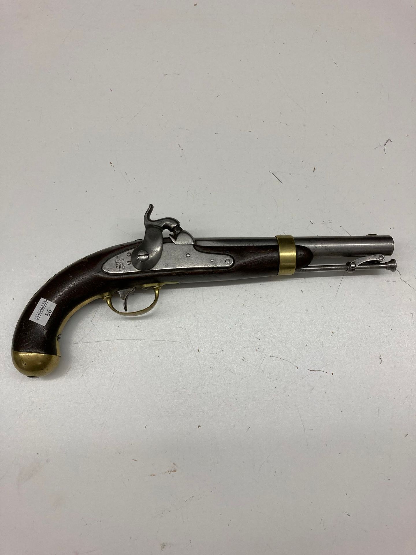 Null 骑兵打击式手枪，枪管上印有："US "和 "JCB P"，锁上印有："MIDDTN CONN 1846"，黄铜配件，短枪托，铰链式枪杆

美国时期，约&hellip;