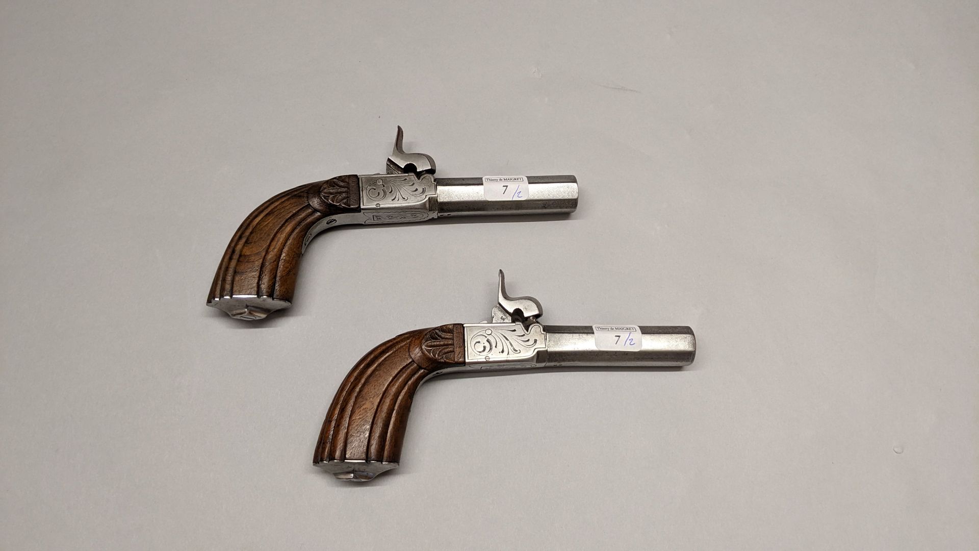 Null 一对盒式手枪，八角形枪管，带强迫性子弹，雕刻的盒子，凹槽的胡桃木枪托。

约1860年。状况良好