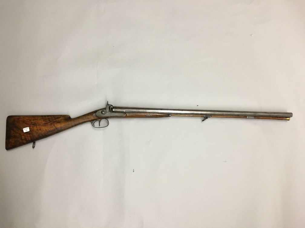 Null 双管台式大马士革霰弹枪，前锁刻有叶子并签名："CARMANT A ABBEVILLE"，有纹路的胡桃木枪托（一个锤子的纹路被修复）。

约1840-6&hellip;