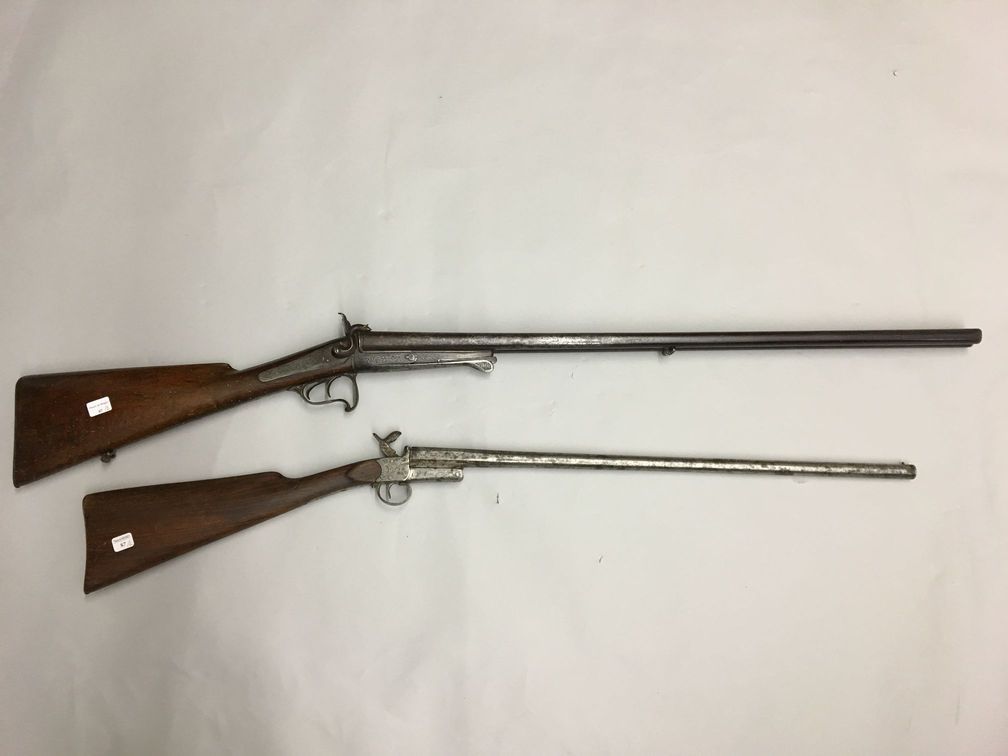 Null 一支针刺猎枪，Lefaucheux系统的双枪管在桌子上，一个小的折叠式针刺步枪被连接起来，在圣埃蒂安制造。

约1860-1880年，原样