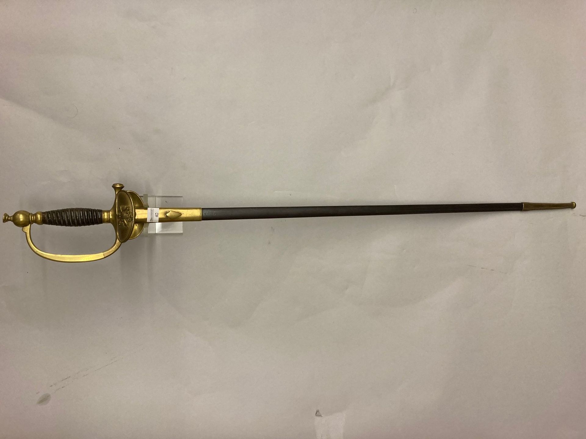 Null 1872年的理工学院剑，黄铜剑柄，剑身前三分之一处有一个凹槽，在金色背景上刻有蓝色的叶子，在一个圆圈中标明："FREDERIC SOLONTE"，剑身&hellip;
