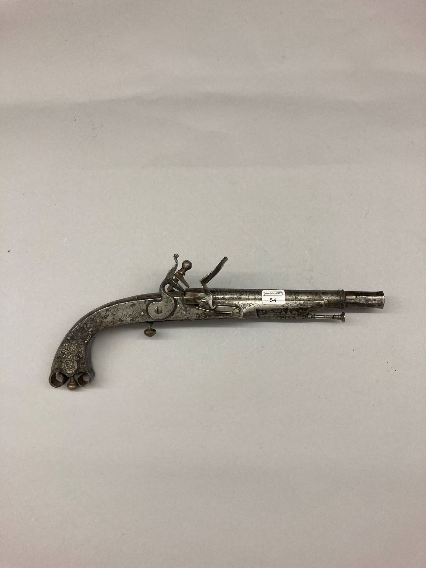 Null 苏格兰燧发枪，完全由雕刻和银制的铁器制成，锁有Murdock的签名，长度：33厘米（非常氧化）。

苏格兰17世纪末至19世纪初