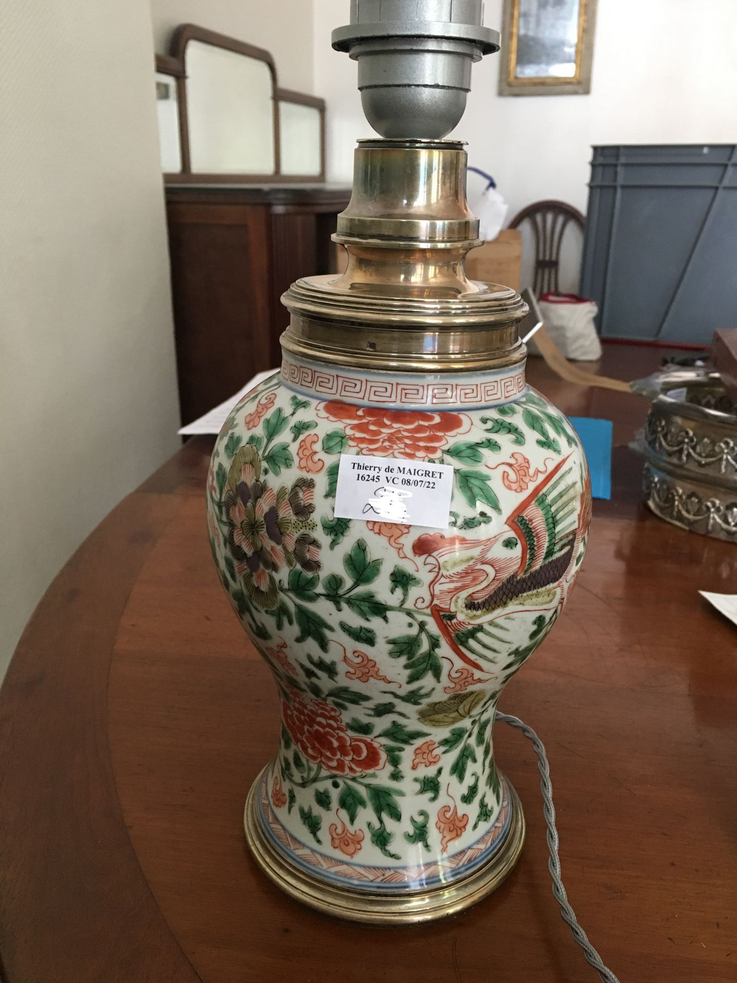 Null 中国瓷器花瓶，饰以绿色家族珐琅彩，花纹图案，镀银金属框架，安装为灯。总高度：32厘米