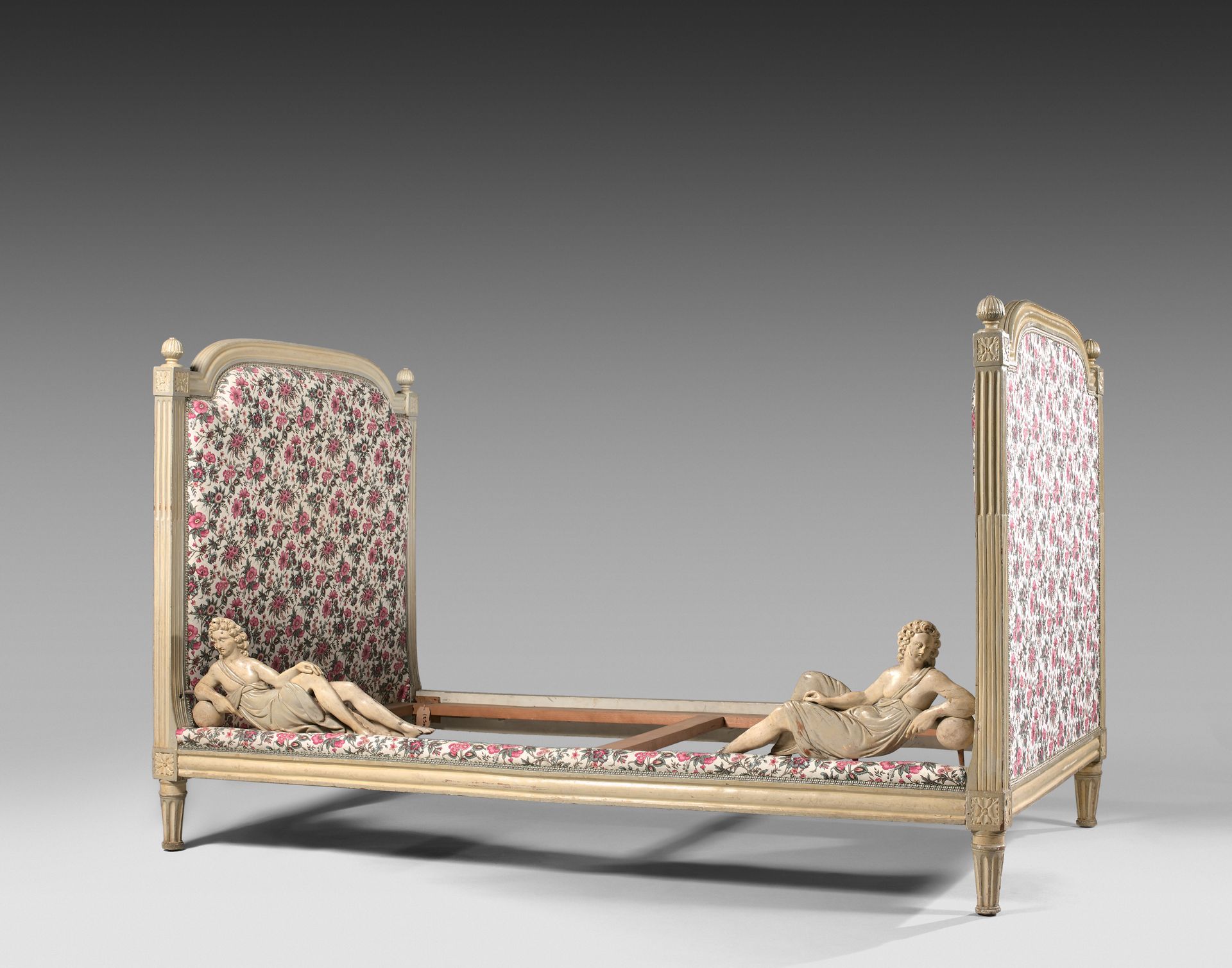 Null 漆木床，一侧模制和雕刻有路易十六风格的卡利亚特。