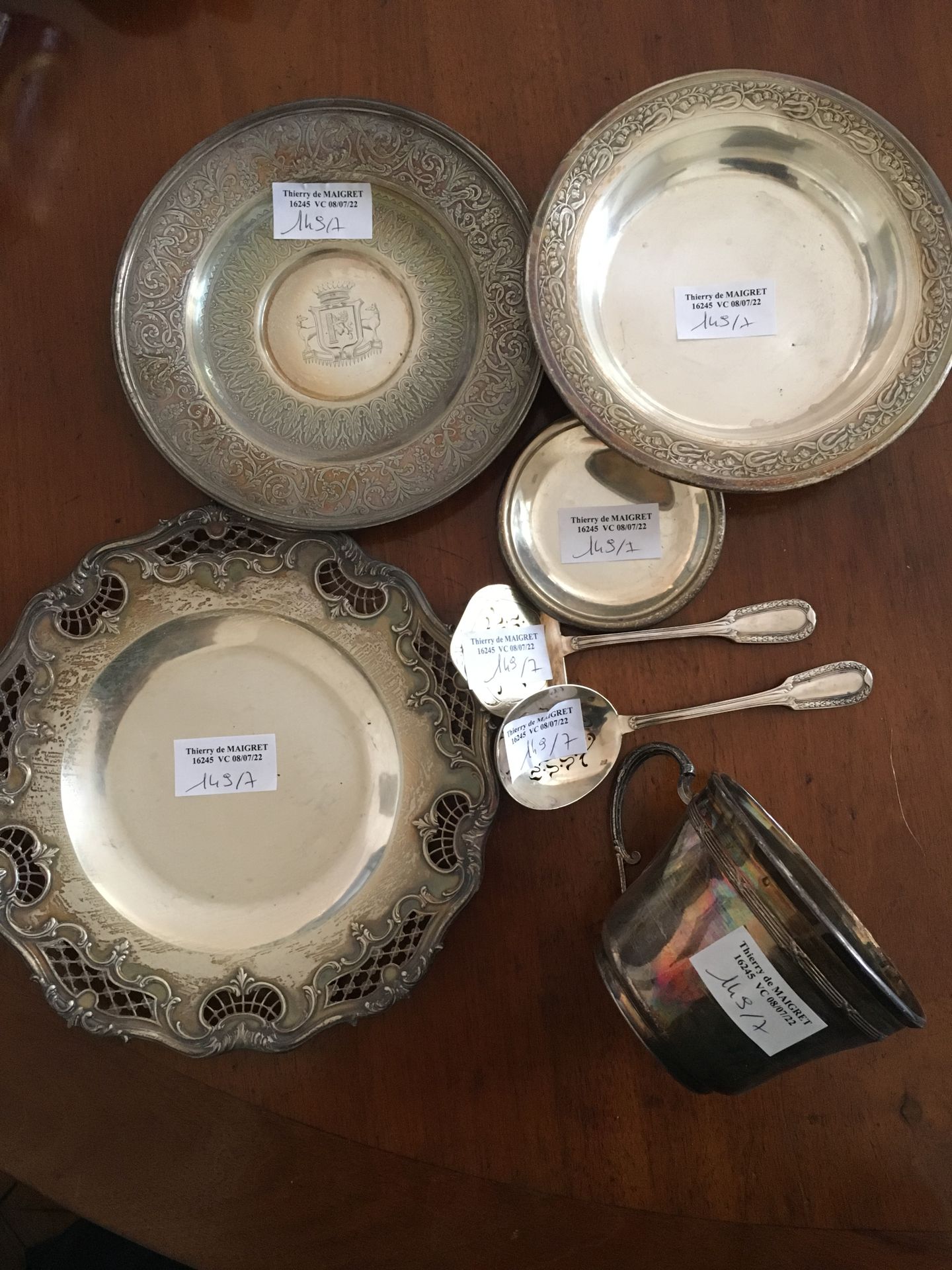 Null 州内的银器地段（冲击）：早餐杯、2个杯垫、下

中间有国徽装饰的杯子，碟子，两个糖果碟子