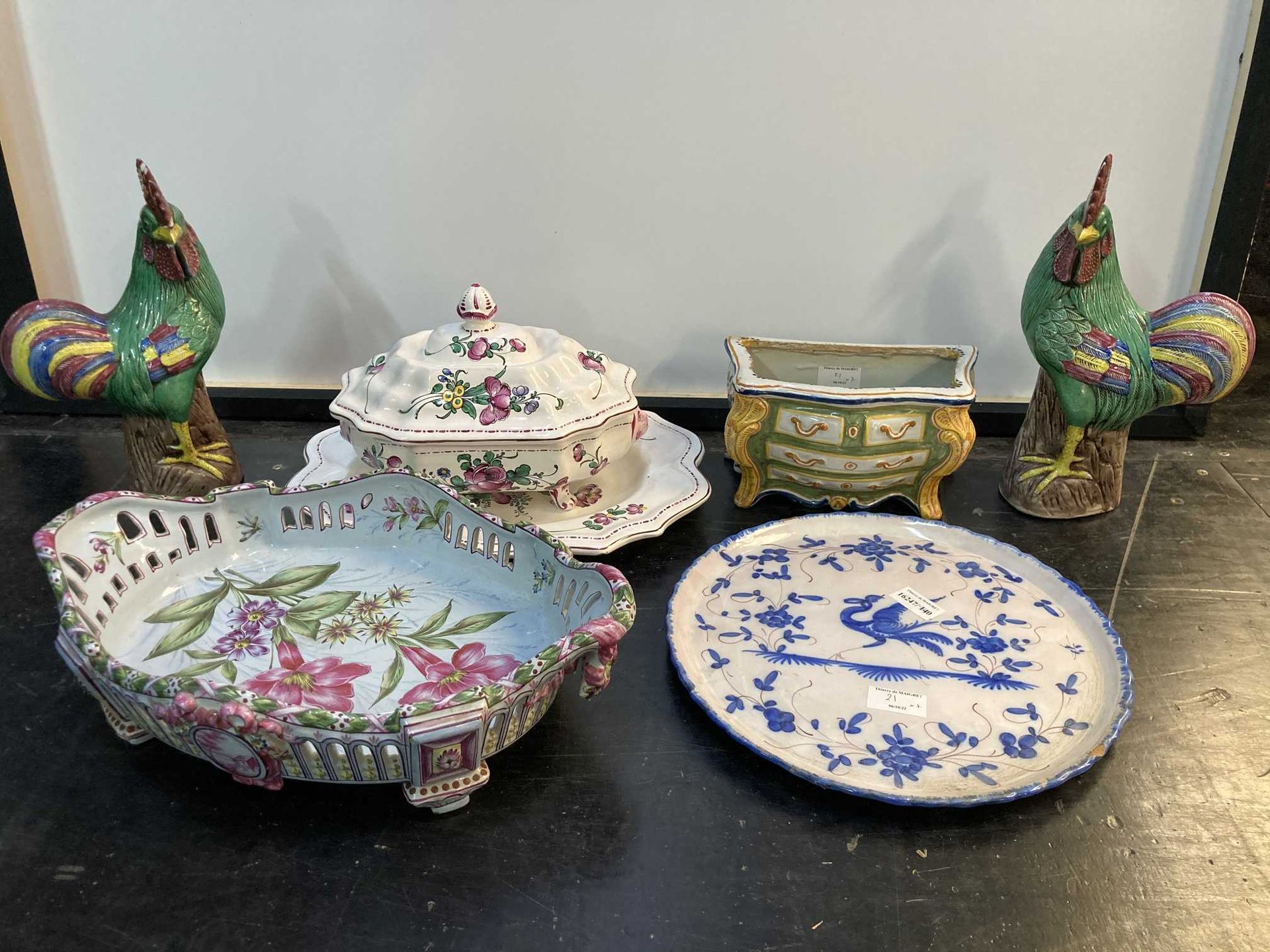 Null 一套现代陶器，包括一对中国风格的公鸡，一个东方风格的陶器和它的托盘，一个花园形成一个变形的抽屉柜，一个Moustiers风格的托盘和一个Saint C&hellip;