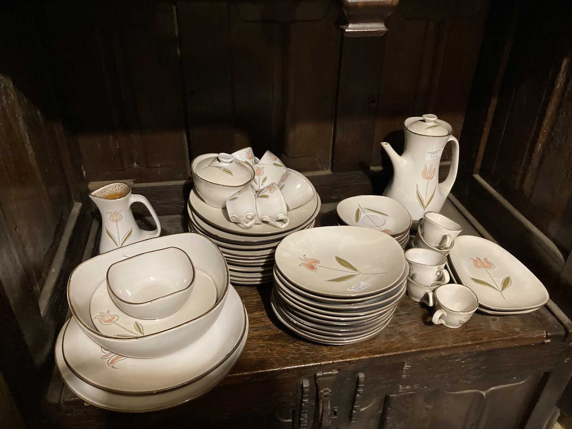 Null 一套有郁金香装饰的搪瓷餐具，包括茶壶、奶壶、汤锅、酱缸和各种，有些还有一个双冠C。

磨损、破损、事故。