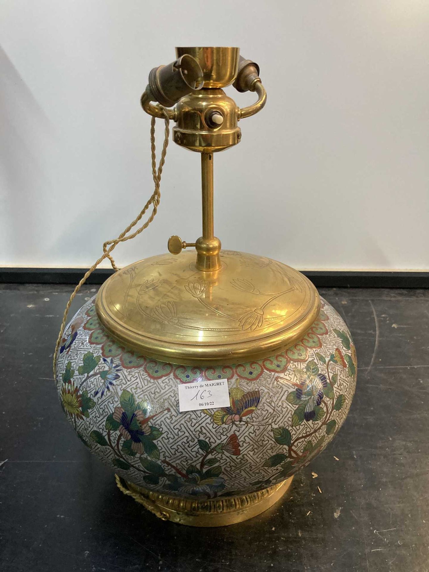 Null 掐丝珐琅的中国式花瓶装灯

高度：42厘米

景泰蓝珐琅公鸡（高26厘米），威尼斯风格的金属壁灯（高32.5厘米）和鎏金铜灯座（高23厘米）

(磨损&hellip;