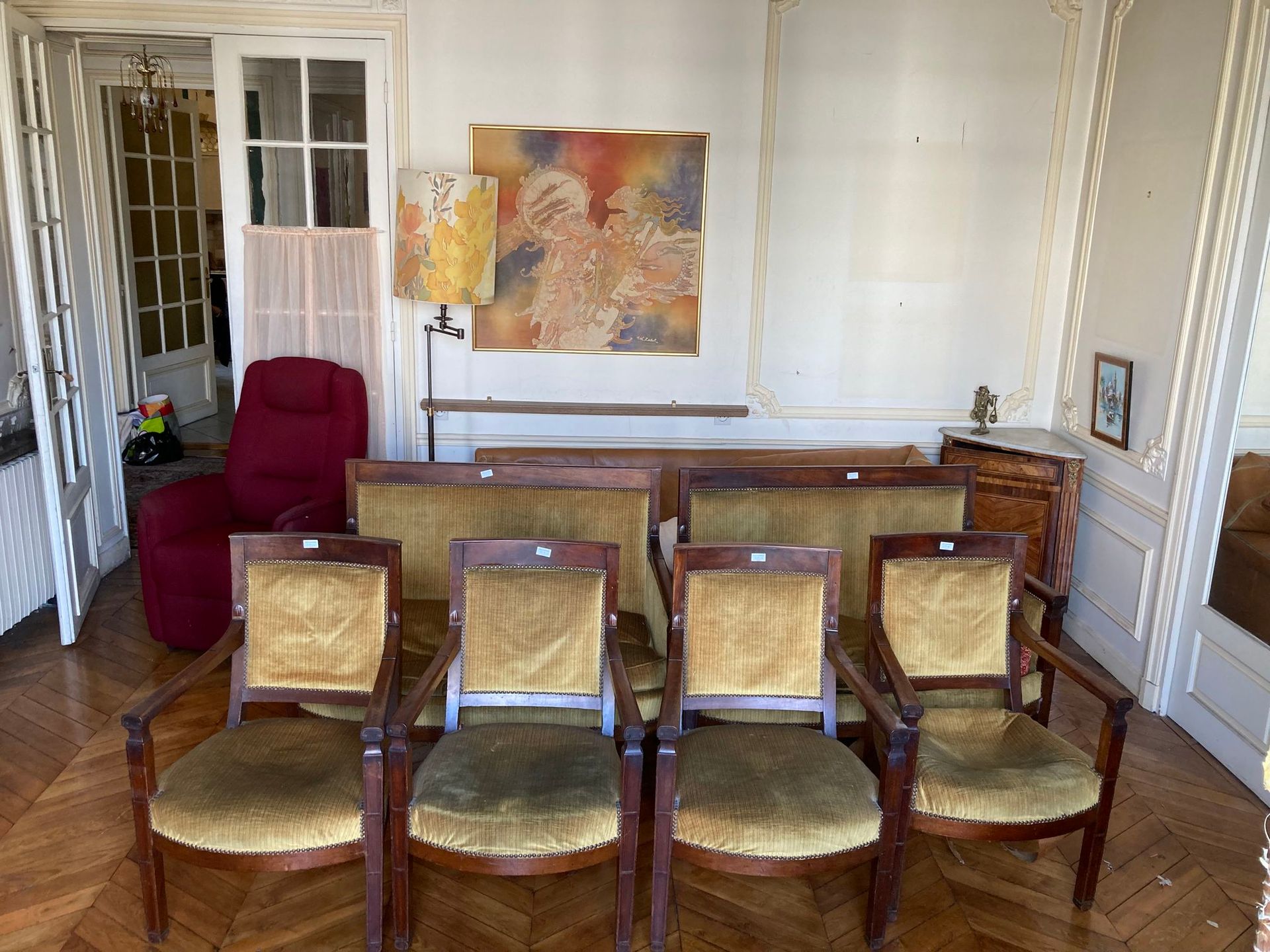 Null Salonmöbel: zwei Sofas, vier Sessel aus Mahagoni, altgoldene Samtgarnitur. &hellip;