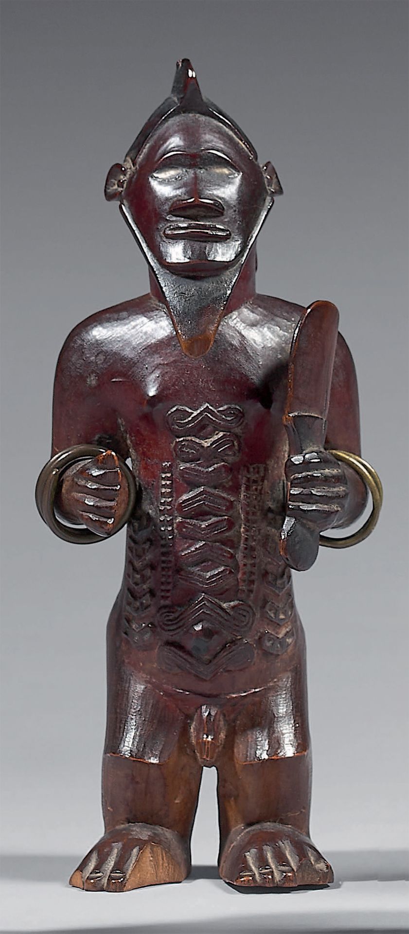 Null Bembe雕像（刚果）
镶嵌着陶制眼睛的男性形象挥舞着一把刀。身体上有丰富的伤痕，手腕上有金属环装饰。
 （小的可见事故），木头上有棕色的铜锈。
高：&hellip;