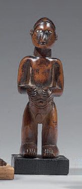 Null Statuetta Bembe (Congo)
La figura maschile ha le mani poste davanti all'add&hellip;
