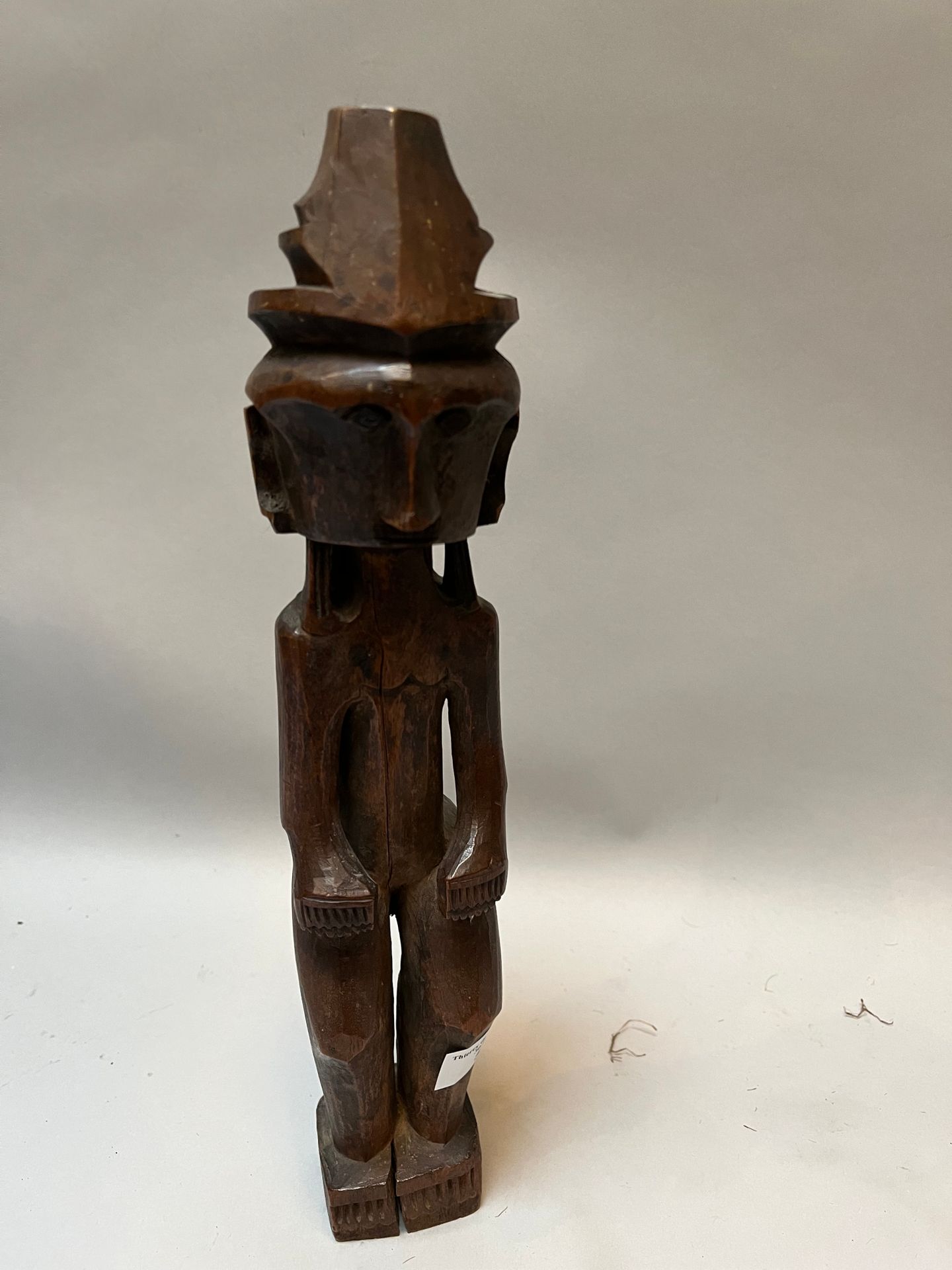 Null Adu Nias祖先雕像（印度尼西亚）
传统上，该雕像是站立的，双手放在大腿上部，头顶上有一个高高的中央顶饰。带有棕色铜锈的木材。
高：XX厘米
出处&hellip;