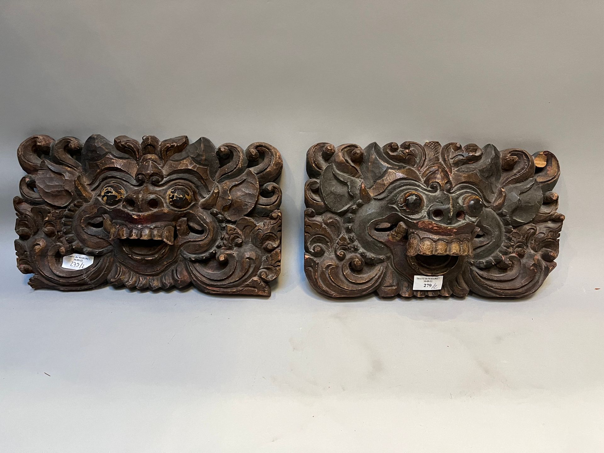 INDONÉSIE, Bali - XXe siècle 
 （小事故）。两件木雕装饰品，有多色的痕迹，是凶猛的狮子头。
20 x 34 厘米