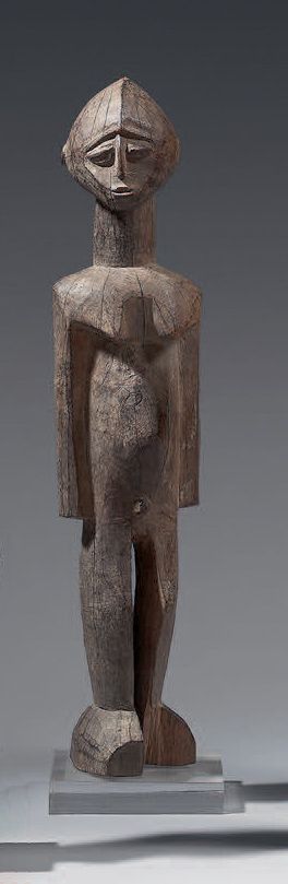 Null 洛比雕像（布基纳法索）
注意身体和脸部的美丽几何造型。木头上有使用过的斑驳痕迹。
(可见左脚的损伤)。
高：43.5厘米