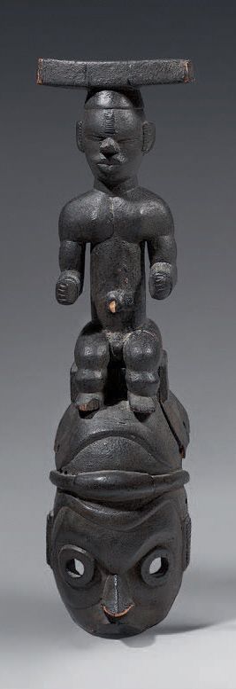 Null 奥戈尼面具（尼日利亚）
古典面具，有圆眼和鼻翼，顶部有一个坐姿的代表。原本可以衔接的下颌骨已经不见了。带有深色铜锈的木材。
高：54厘米
出处：根据收&hellip;